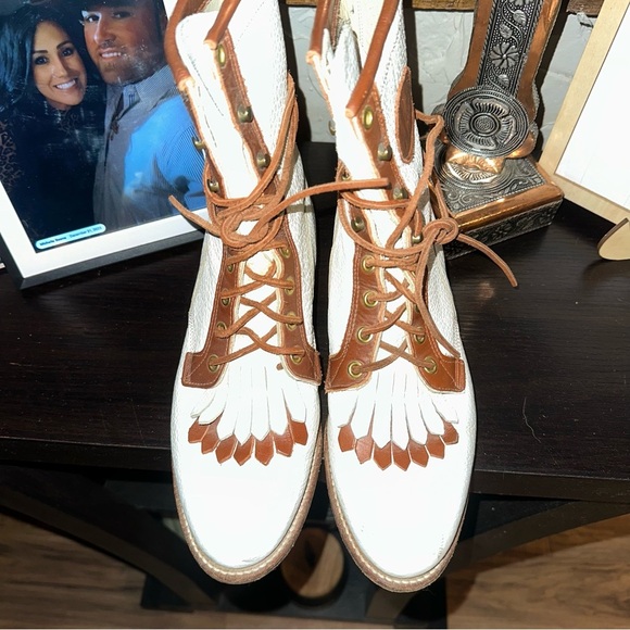 Vintage Justin Boots Women's Lace Up Boots in White and Brown Amazing Condition - Picture 1 of 7